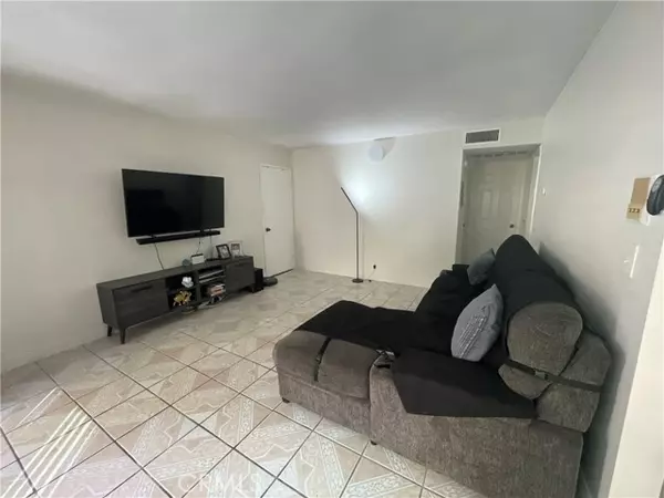 15516 Nordhoff Street #111, North Hills (los Angeles), CA 91343