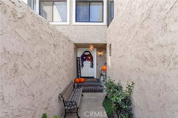 Valencia (santa Clarita), CA 91355,23216 Kimmore