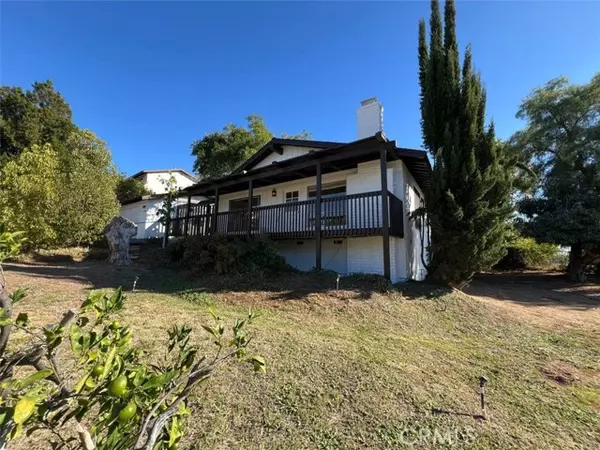 211 E Clemmens Lane, Fallbrook, CA 92028