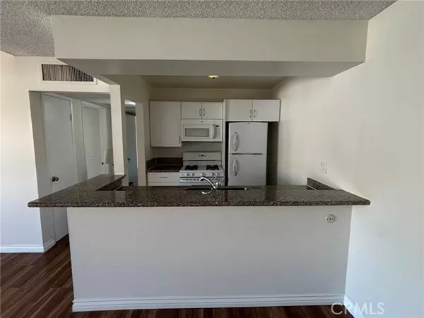 Tarzana (los Angeles), CA 91356,18350 Hatteras Street #207