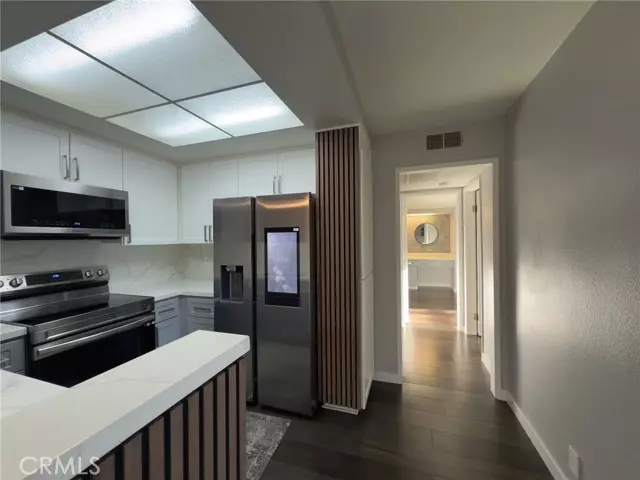 22100 Burbank Boulevard #313B, Woodland Hills (los Angeles), CA 91367