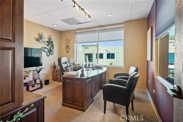 Valencia (santa Clarita), CA 91355,28534 Constellation Road