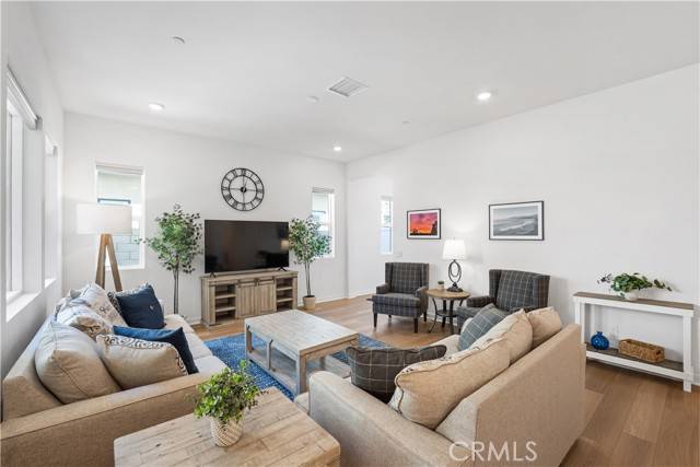 Valencia (santa Clarita), CA 91381,26931 Goldfinch Lane