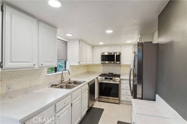 8710 Independence Avenue #301, Canoga Park (los Angeles), CA 91304