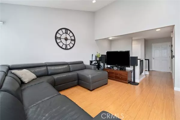 Granada Hills (los Angeles), CA 91344,15796 Midwood Drive #6