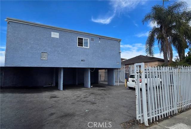 921 W 82nd St, Los Angeles, CA 90044
