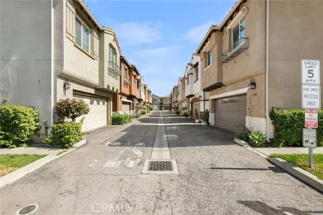 7600 N Courage Way, Van Nuys (los Angeles), CA 91405