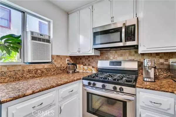 Tarzana (los Angeles), CA 91356,18530 Hatteras Street #220