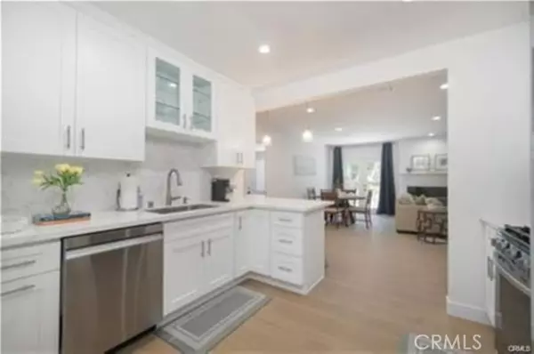 Encino (los Angeles), CA 91316,5840 White Oak Avenue
