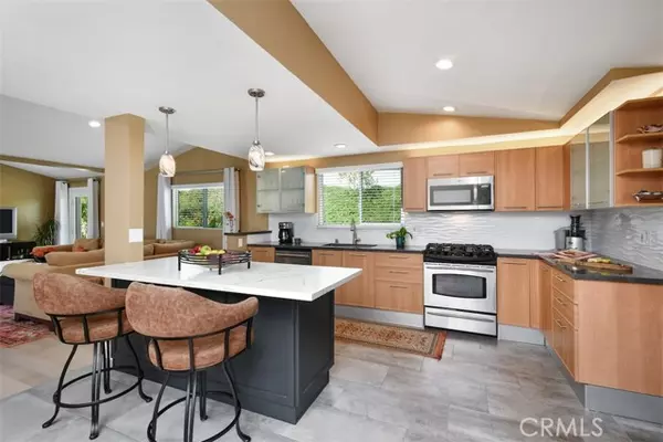 Woodland Hills (los Angeles), CA 91367,20516 Aetna Street