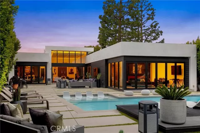 Los Angeles, CA 90068,7139 Macapa Drive
