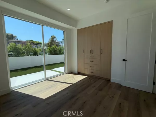 Valley Village, CA 91607,5044 Laurel Canyon Boulevard