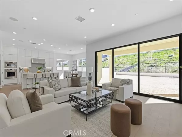 Valencia (santa Clarita), CA 91381,27627 Juniper Lane