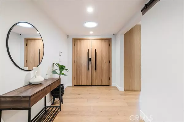 Woodland Hills (los Angeles), CA 91367,22410 Collins Street
