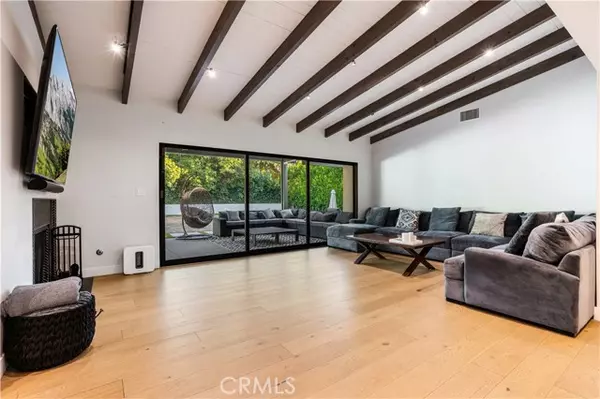 Woodland Hills (los Angeles), CA 91367,22410 Collins Street