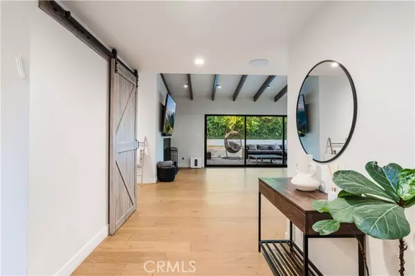 Woodland Hills (los Angeles), CA 91367,22410 Collins Street
