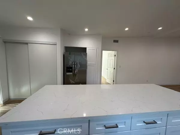 Reseda (los Angeles), CA 91335,19432 Keswick Street