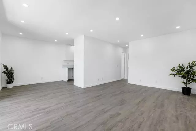 20930 Parthenia Street #206, Canoga Park (los Angeles), CA 91304