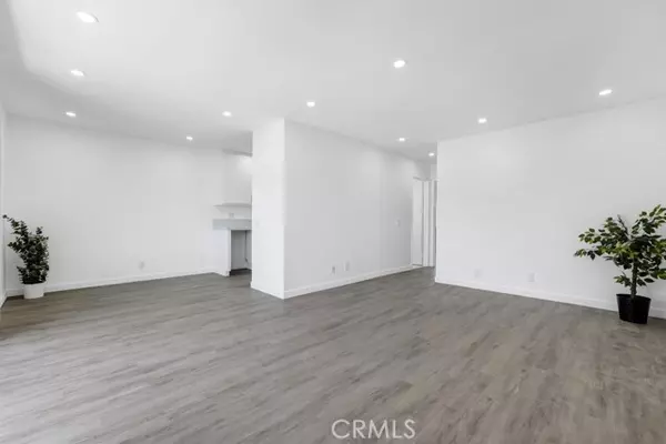 20930 Parthenia Street #206, Canoga Park (los Angeles), CA 91304