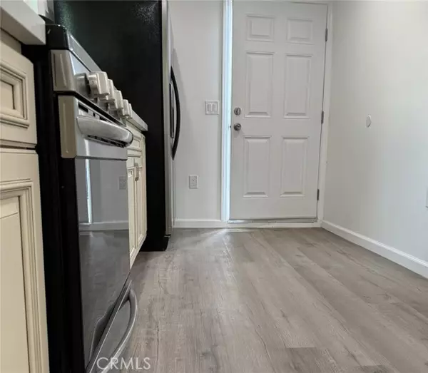 Reseda (los Angeles), CA 91335,7317 White Oak Avenue