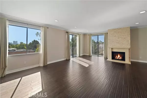 Beverly Hills, CA 90212,152 S Oakhurst Drive #304