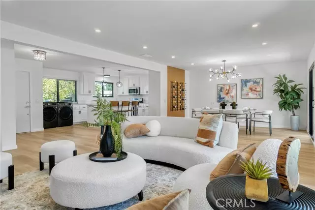 8400 Chimineas Avenue, Northridge (los Angeles), CA 91325