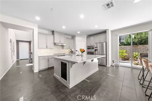 Valencia (santa Clarita), CA 91354,28648 Iron Village Drive