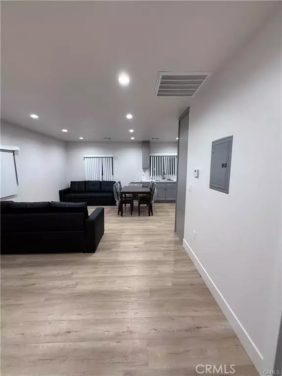 Northridge (los Angeles), CA 91325,10007 Amestoy Avenue