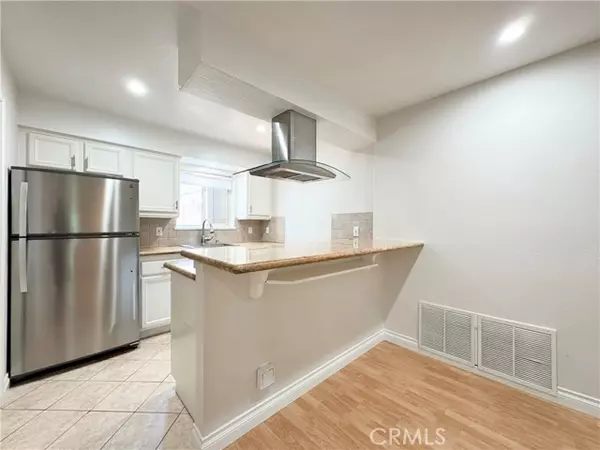 Woodland Hills (los Angeles), CA 91367,22103 Oxnard Street