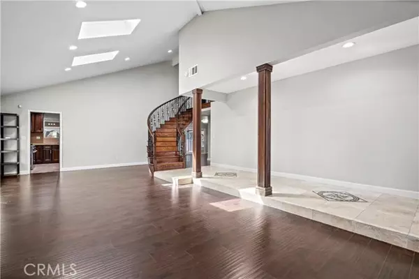 Northridge (los Angeles), CA 91325,18022 RAYMER Street