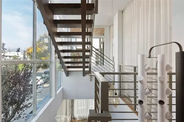 Los Angeles, CA 90038,6736 W Hepburn Way