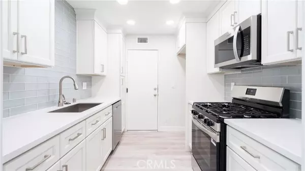 North Hollywood (los Angeles), CA 91605,12302 Runnymede Street #4