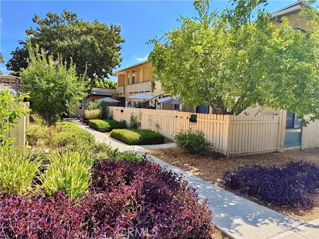 8060 Canby Avenue #2, Reseda (los Angeles), CA 91335