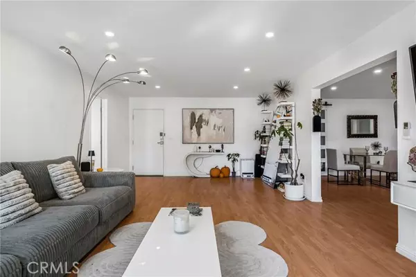 Tarzana (los Angeles), CA 91356,18530 Hatteras Street #213