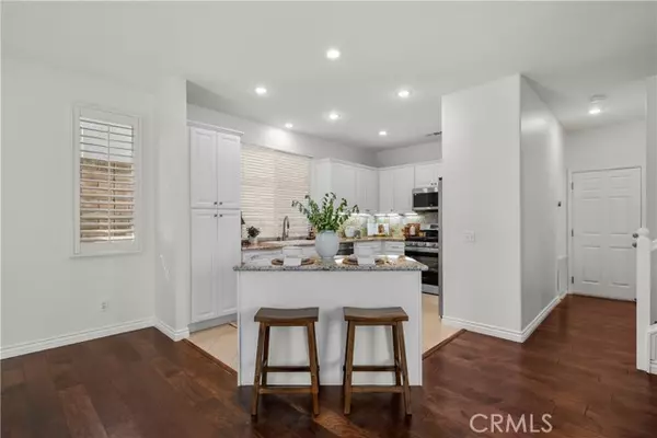 Valencia (santa Clarita), CA 91354,28330 Medlar Drive