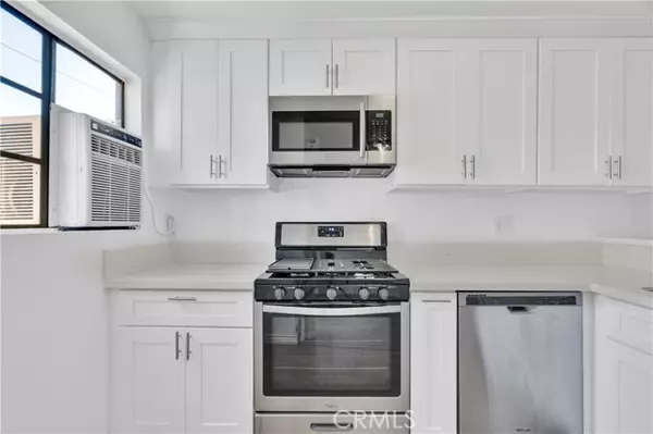 Tarzana (los Angeles), CA 91356,18530 Hatteras Street #209