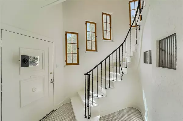 Los Angeles, CA 90068,5924 Graciosa Drive