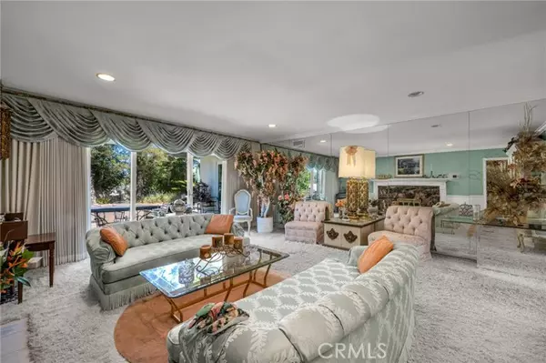 Woodland Hills (los Angeles), CA 91364,22051 Mulholland Way