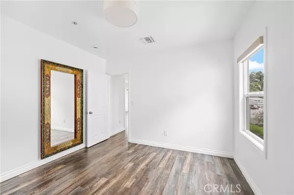 Los Angeles, CA 90027,2211 Hyperion Avenue