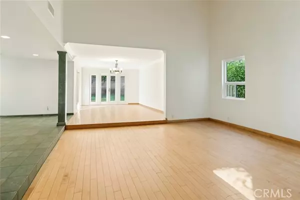 Valley Village, CA 91607,5960 Wilkinson