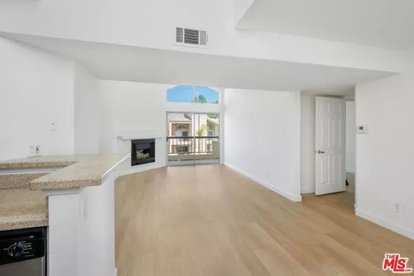 Woodland Hills (los Angeles), CA 91367,5565 Canoga #301