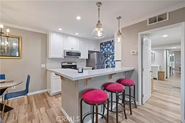 Valencia (santa Clarita), CA 91355,23515 Lyons #225