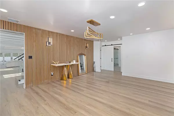 Valley Village, CA 91607,5439 Gentry Avenue