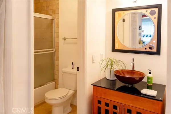 Studio City (los Angeles), CA 91604,4128 Whitsett #101