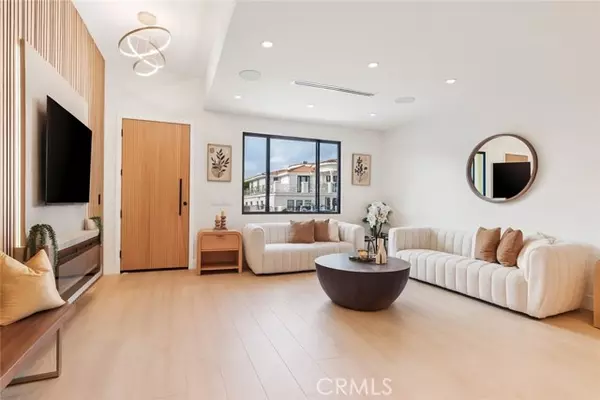 8006 Lloyd Avenue, North Hollywood (los Angeles), CA 91605