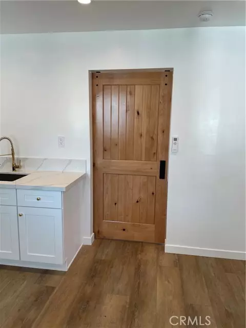 Woodland Hills (los Angeles), CA 91367,24306 Victory #1/2