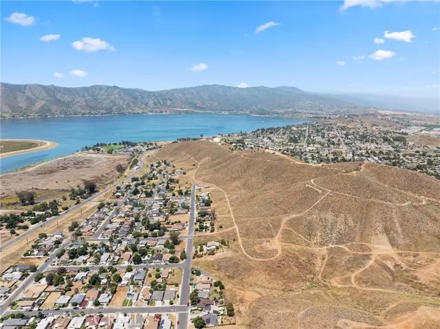 Lake Elsinore, CA 92532,1 Summit