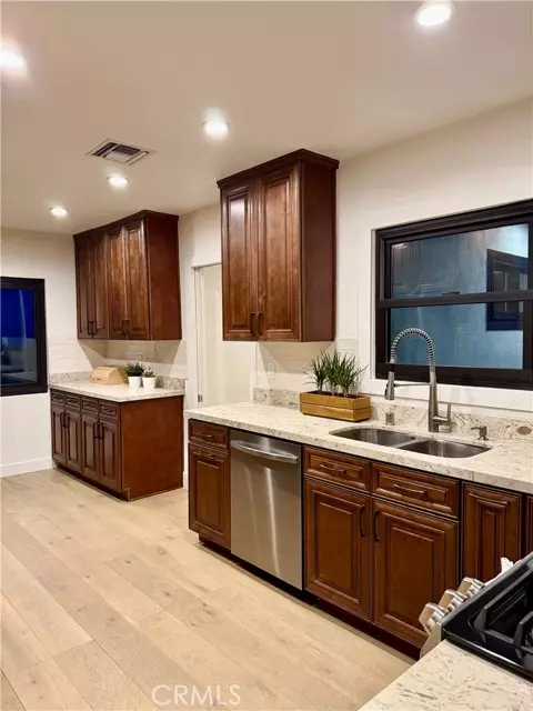 Van Nuys (los Angeles), CA 91406,17037 Covello Street