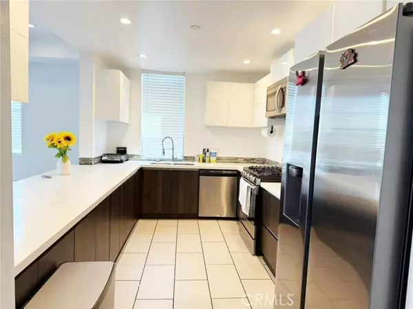 Long Beach, CA 90802,137 W 6th St #305