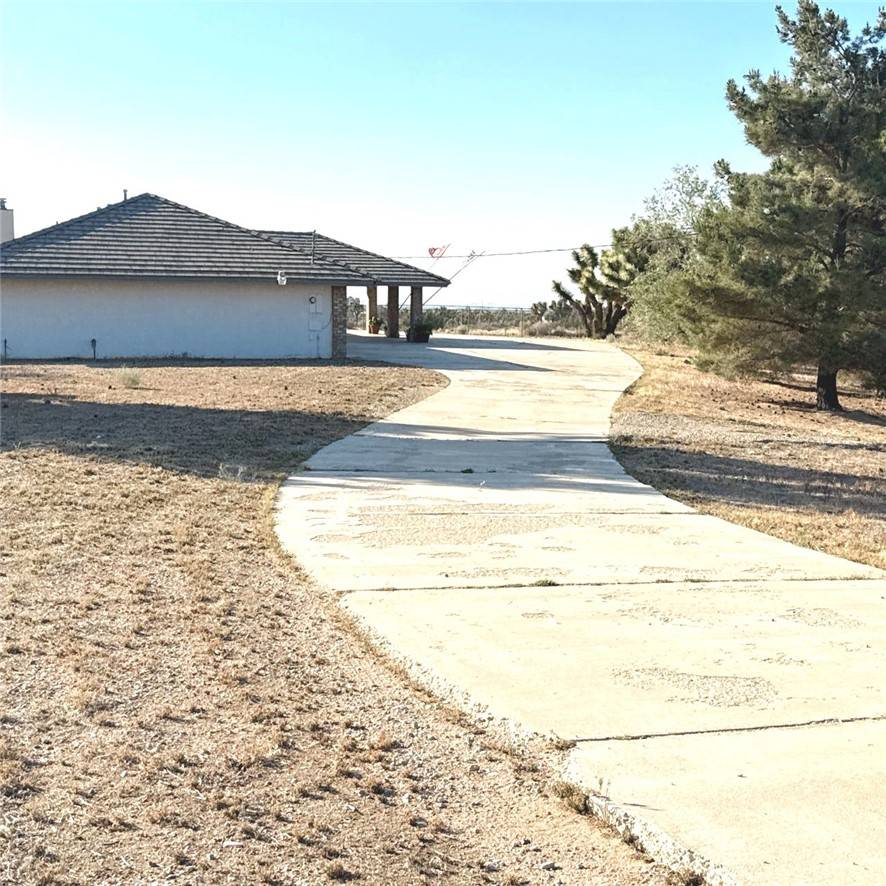9078 Smith Road, Phelan, CA 92371